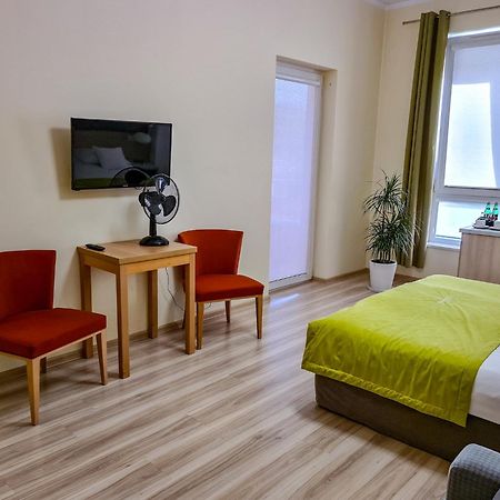 Antoninska Hotel & Apartamenty Leszno  Exteriör bild