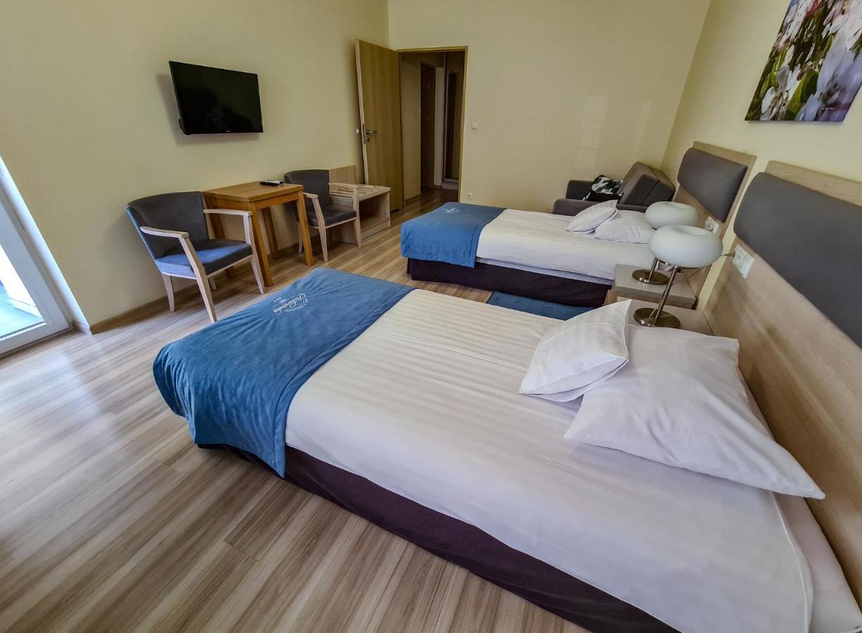 Antoninska Hotel & Apartamenty Leszno  Exteriör bild