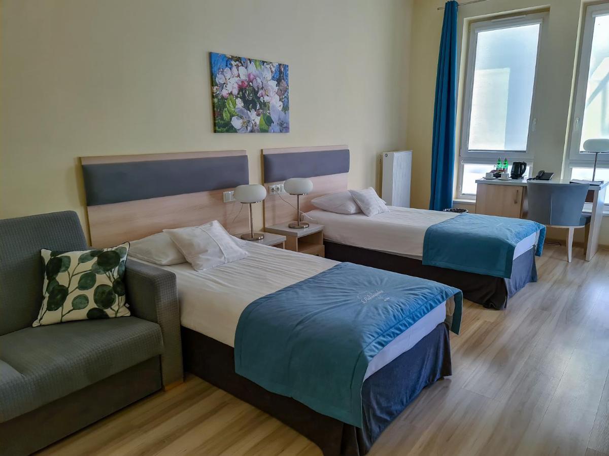 Antoninska Hotel & Apartamenty Leszno  Exteriör bild