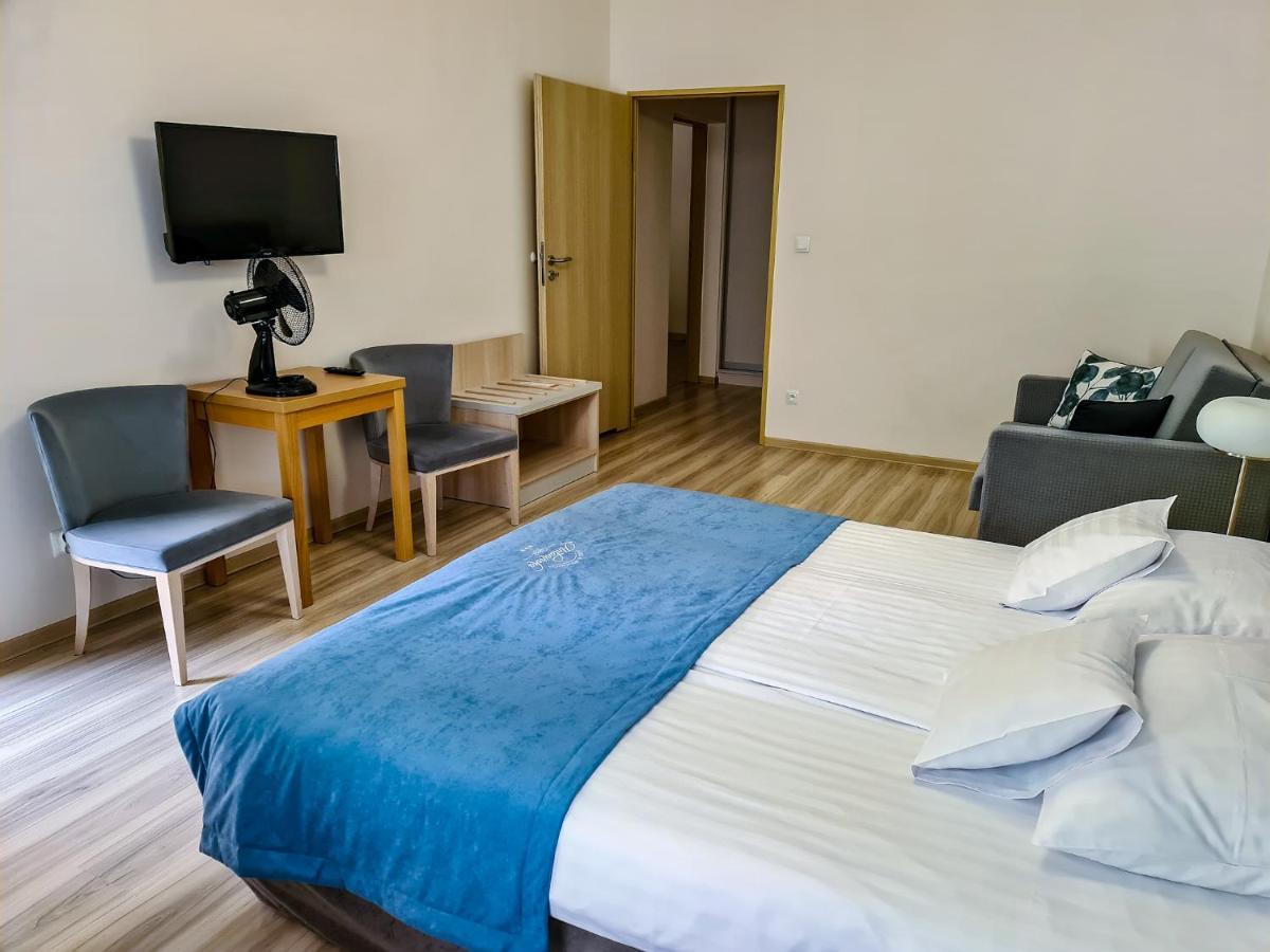 Antoninska Hotel & Apartamenty Leszno  Exteriör bild
