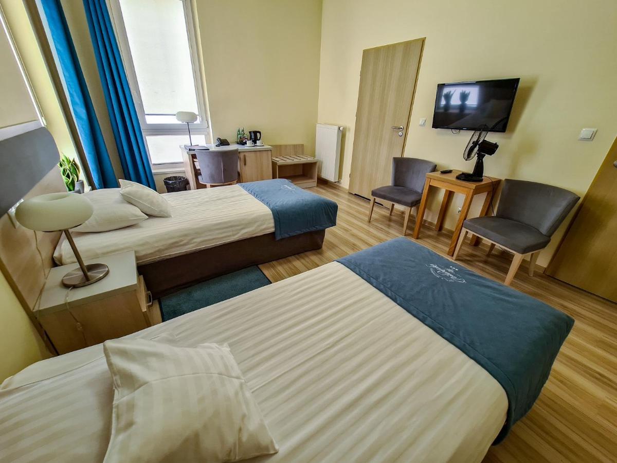 Antoninska Hotel & Apartamenty Leszno  Exteriör bild