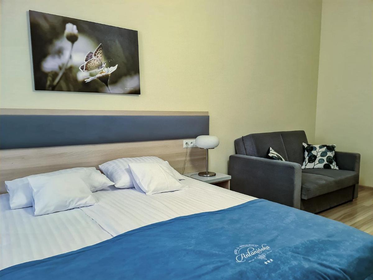 Antoninska Hotel & Apartamenty Leszno  Exteriör bild
