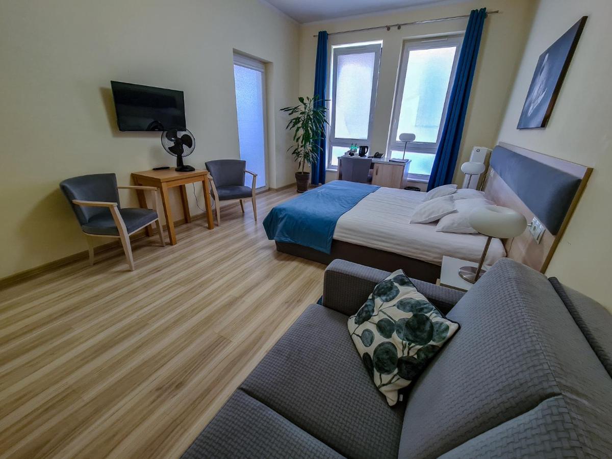 Antoninska Hotel & Apartamenty Leszno  Exteriör bild