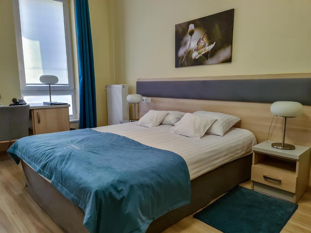 Antoninska Hotel & Apartamenty Leszno  Exteriör bild