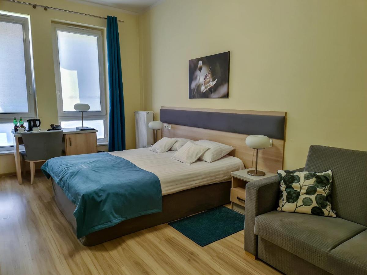 Antoninska Hotel & Apartamenty Leszno  Exteriör bild