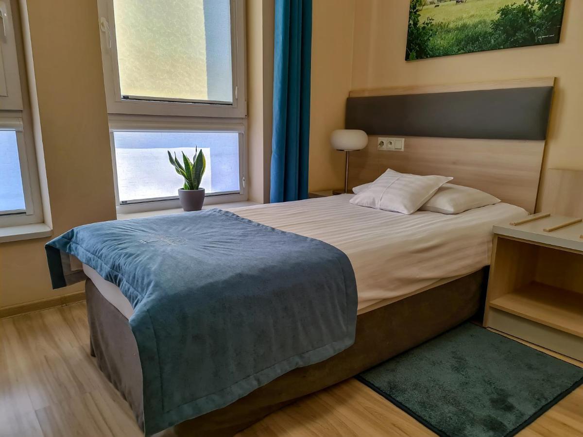 Antoninska Hotel & Apartamenty Leszno  Exteriör bild