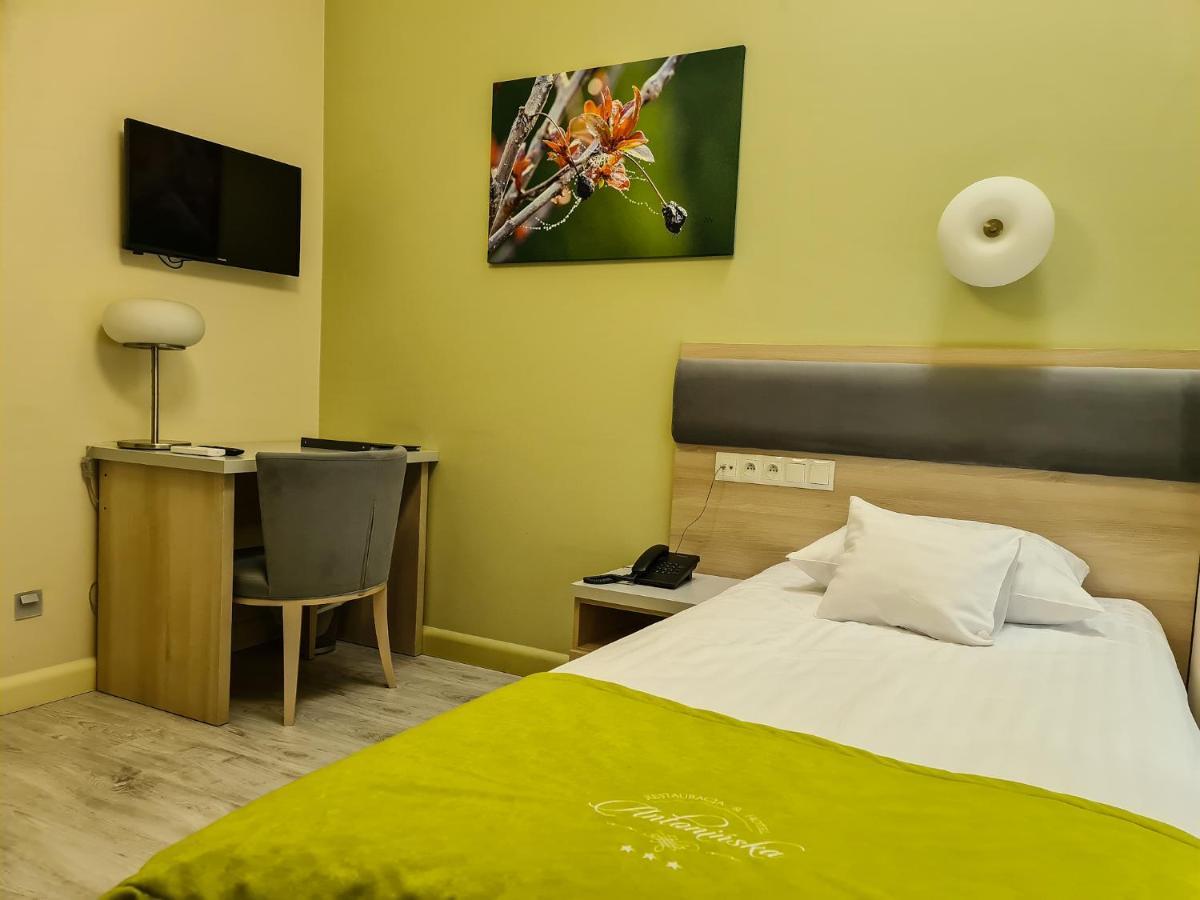 Antoninska Hotel & Apartamenty Leszno  Exteriör bild