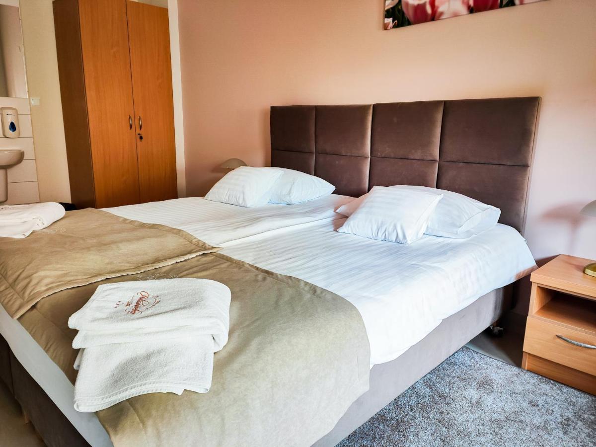 Antoninska Hotel & Apartamenty Leszno  Exteriör bild
