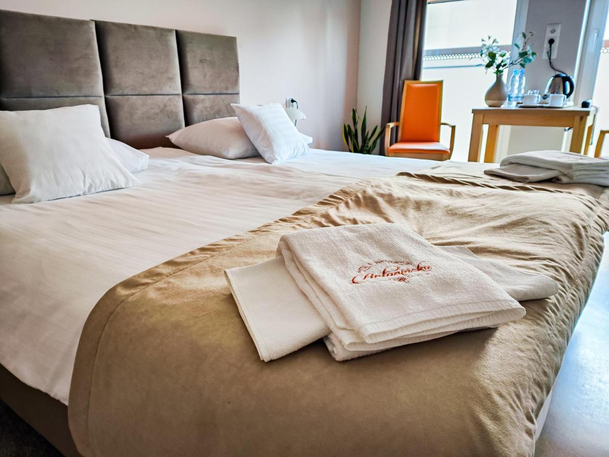 Antoninska Hotel & Apartamenty Leszno  Exteriör bild