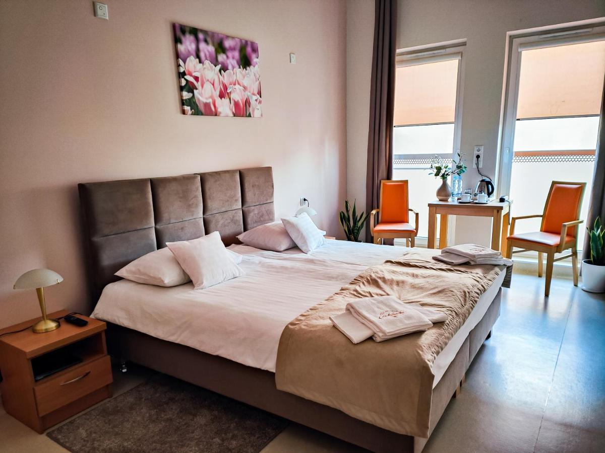 Antoninska Hotel & Apartamenty Leszno  Exteriör bild