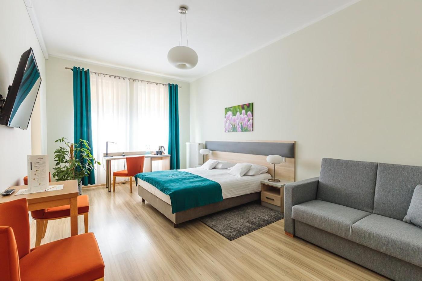 Antoninska Hotel & Apartamenty Leszno  Exteriör bild