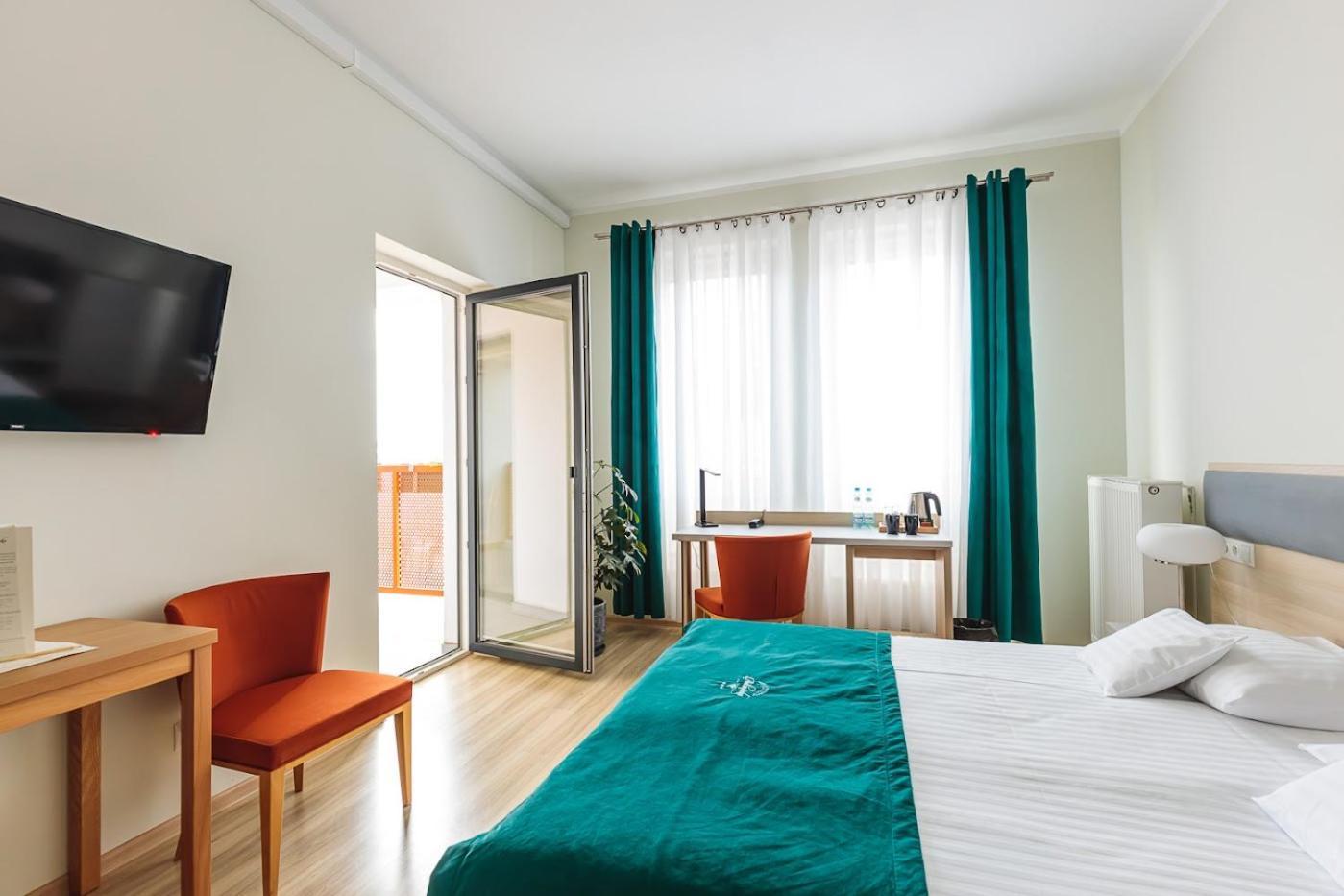 Antoninska Hotel & Apartamenty Leszno  Exteriör bild