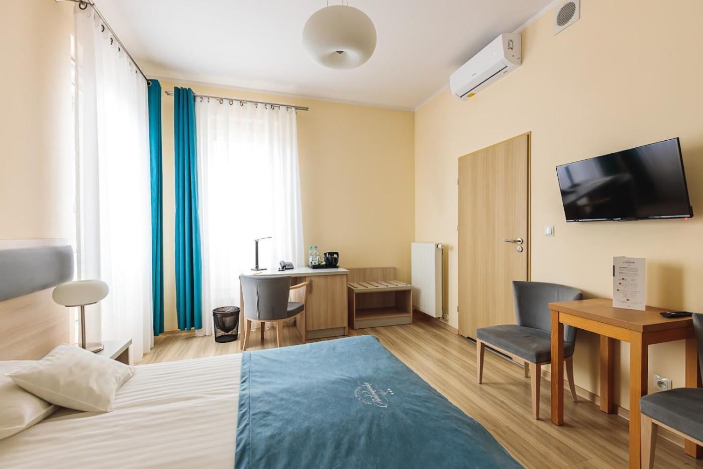 Antoninska Hotel & Apartamenty Leszno  Exteriör bild