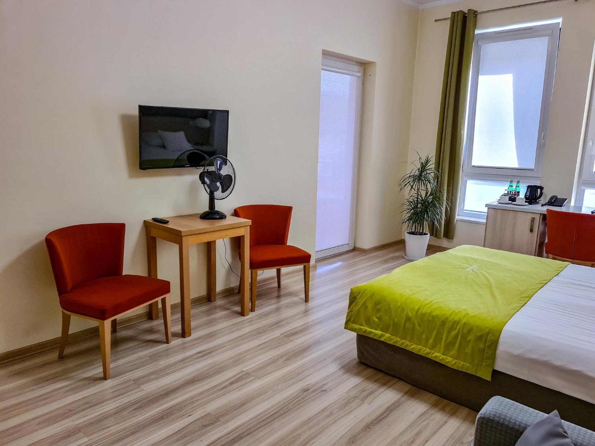 Antoninska Hotel & Apartamenty Leszno  Exteriör bild