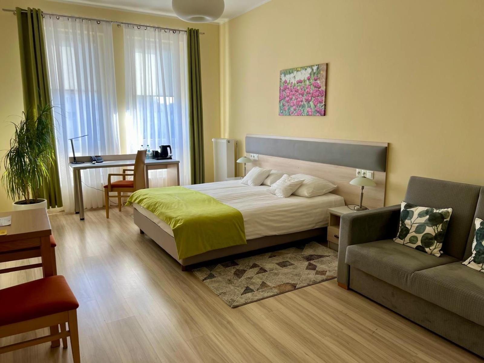 Antoninska Hotel & Apartamenty Leszno  Exteriör bild